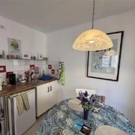 Yachthafen, Nikolausufer 40